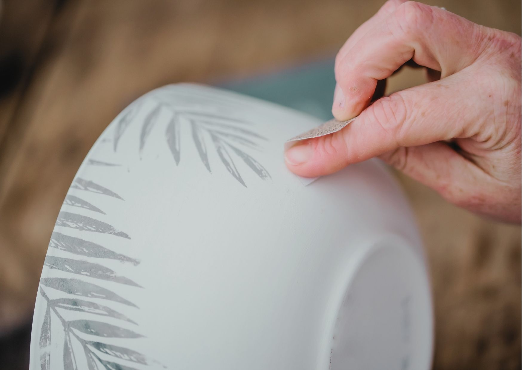 Fehler korrigieren auf Schale beim Keramik bemalen