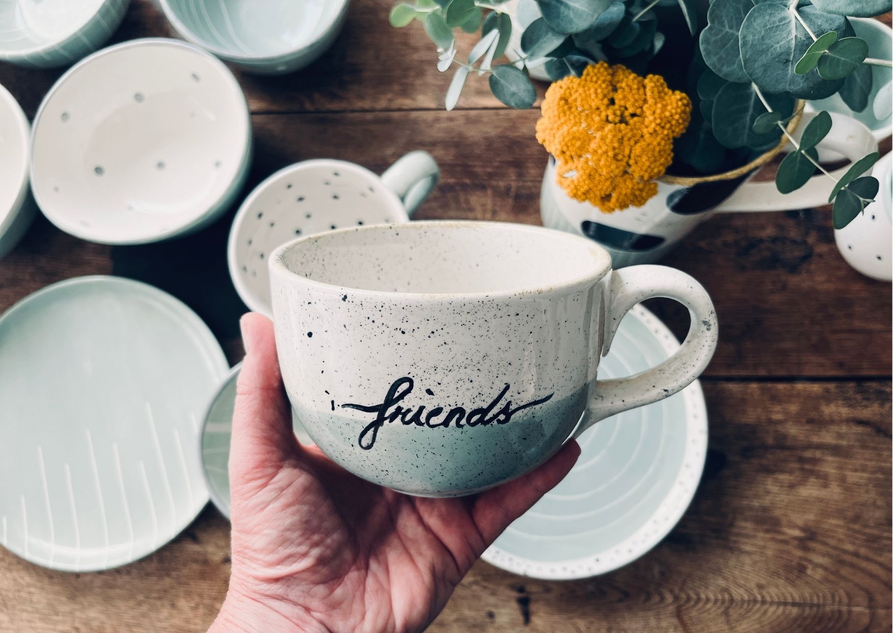 Tasse handbemalt mit Schriftzug Friends ideale Aktion für den Geburtstag zuhause